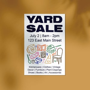 Pode incluir: Um cartaz branco com texto azul que diz "YARD SALE" e "July 2 | 8am - 2pm" e "123 East Main Street". O cartaz é decorado com ilustrações coloridas de vários itens domésticos, incluindo uma caneca, um livro, uma planta, uma cadeira, um par de óculos, uma colher, uma tigela e um sapato.