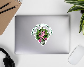 Pinker Dino strahlt wie eine prähistorische Königin in den Dschungelfarben grün und grün