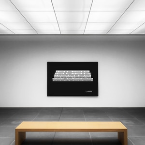 Może przedstawiać: Czarno-biały wydruk w ramie z cytatem D. Andersona. Cytat brzmi: "Nie można go zobaczyć, nie można go poczuć, nie można go usłyszeć, nie można go powąchać. Leży za gwiazdami i pod wzgórzami, a puste dziury wypełnia i wypełnia. Przychodzi pierwszy i wypełnia powietrze, zawsze jest tam, ale także wszędzie. Kończy całe życie i zabija cały śmiech." Wydruk wisi na białej ścianie nad drewnianą ławką.