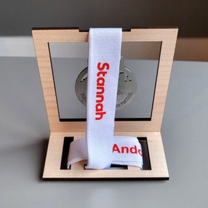 Porte-médailles personnalisé en bois, nom personnalisé, affichage de la médaille, porte-médailles pour le sport, course, danse, gymnastique, course, marathon, enfants image 2