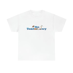 Op de afbeelding: Wit T-shirt met een blauwe en witte afbeelding met de tekst "The Tomfoolery" met verschillende sportuitrustingspictogrammen.