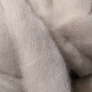 Natural white Bluefaced Leicester Roving