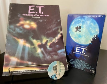E.T. Ensemble d'objets de collection - Livre, VHS et épinglette 1982