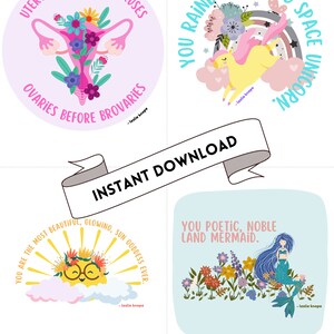 Op de afbeelding: Vier digitale printbare illustraties met een lichtblauwe achtergrond. De eerste illustratie is een roze baarmoeder met bloemen en de tekst "UTERUSES BEFORE DUDERUSES OVARIES BEFORE BROVARIES - leslie knope". De tweede illustratie is een gele eenhoorn met een regenboog en de tekst "YOU RAINBOW-INFUSED SPACE UNICORN - leslie knope". De derde illustratie is een gele zon met een bloemenkrans en de tekst "YOU ARE THE MOST BEAUTIFUL, GLOWING, SUN GODDESS EVER. - leslie knope". De vierde illustratie is een blauwe zeemeermin met bloemen en de tekst "YOU POETIC, NOBLE LAND MERMAID. - leslie knope".