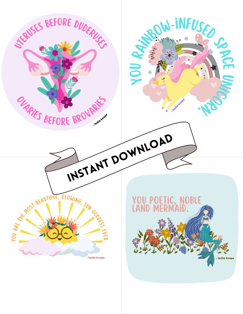 Op de afbeelding: Vier digitale printbare illustraties met een lichtblauwe achtergrond. De eerste illustratie is een roze baarmoeder met bloemen en de tekst "UTERUSES BEFORE DUDERUSES OVARIES BEFORE BROVARIES - leslie knope". De tweede illustratie is een gele eenhoorn met een regenboog en de tekst "YOU RAINBOW-INFUSED SPACE UNICORN - leslie knope". De derde illustratie is een gele zon met een bloemenkrans en de tekst "YOU ARE THE MOST BEAUTIFUL, GLOWING, SUN GODDESS EVER. - leslie knope". De vierde illustratie is een blauwe zeemeermin met bloemen en de tekst "YOU POETIC, NOBLE LAND MERMAID. - leslie knope".