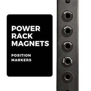 Peut inclure: Aimants noirs pour rack de musculation avec texte blanc indiquant "POWER RACK MAGNETS" et "POSITION MARKERS". Les aimants sont conçus pour être fixés à un rack de musculation et portent des étiquettes pour différents exercices, notamment "SQUAT", "BENCH", "INCLINE", "HIP THRUST".