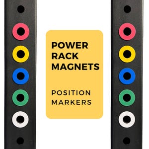 Pode incluir: Um conjunto de cinco ímãs para rack de potência, com anéis codificados por cores em vermelho, amarelo, azul, verde e branco. Os ímãs são etiquetados como "POWER RACK MAGNETS" e "POSITION MARKERS".