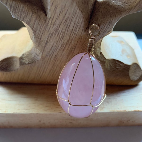 2 Inches Hand Carved EGG Pendant,Healing Crystal Decor,Golden wire-wrap Pendant ,Rose Quartz Pendant, For making Necklace,Accessories