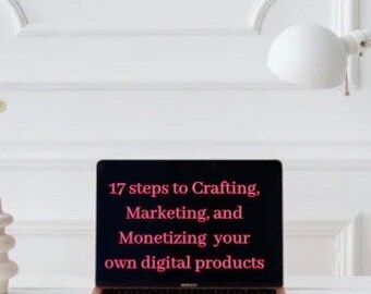 Puede incluir: Un portátil muestra texto sobre la creación, comercialización y monetización de productos digitales. El texto "Digital Product Playbook" está encima del portátil. Una silla dorada está en primer plano.