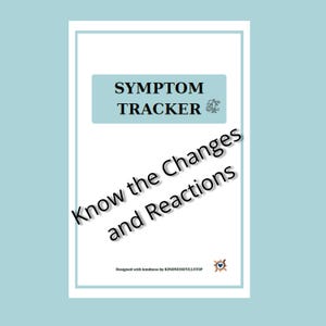 Peut inclure: Un suivi des symptômes blanc avec le texte "Symptom Tracker" en noir et "Know the Changes and Reactions" en noir, sur un fond bleu clair. Le design comprend un petit graphique et le texte "Designed with kindness by KINDNESSFULLSTOP".