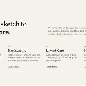 Pode incluir: Design de p&aacute;gina web com texto em fonte serif sobre fundo creme. O t&iacute;tulo diz "Do primeiro esbo&ccedil;o ao cuidado sazonal". Abaixo est&atilde;o quatro categorias de servi&ccedil;os: Design de Jardim, Hardscaping, Gramado e Cuidados e Manuten&ccedil;&atilde;o Sazonal.