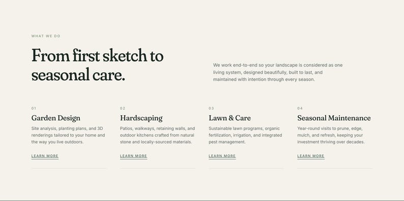 Pode incluir: Design de p&aacute;gina web com texto em fonte serif sobre fundo creme. O t&iacute;tulo diz "Do primeiro esbo&ccedil;o ao cuidado sazonal". Abaixo est&atilde;o quatro categorias de servi&ccedil;os: Design de Jardim, Hardscaping, Gramado e Cuidados e Manuten&ccedil;&atilde;o Sazonal.