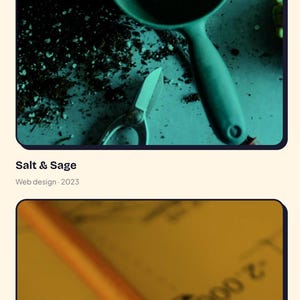 Może przedstawiać: Obraz przedstawia turkusową szufelkę wypełnioną ziemią, srebrne nożyczki oraz tekst "Salt & Sage Web design 2023." Poniżej oł&oacute;wek spoczywa na planie z wymiarami.