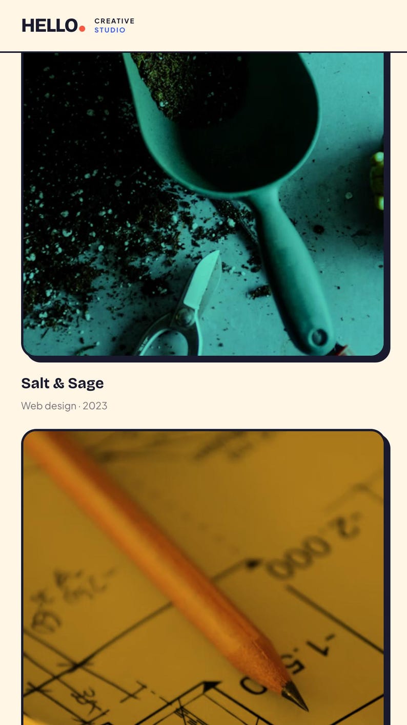 Może przedstawiać: Obraz przedstawia turkusową szufelkę wypełnioną ziemią, srebrne nożyczki oraz tekst "Salt & Sage Web design 2023." Poniżej oł&oacute;wek spoczywa na planie z wymiarami.