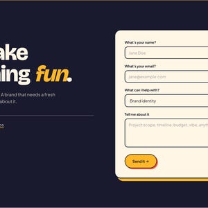 Może przedstawiać: Projekt strony internetowej z tekstem &bdquo;Let's make something fun.&rdquo; i formularzem kontaktowym. Formularz zawiera pola na imię, e-mail i opis projektu. Tło jest ciemnoniebieskie.