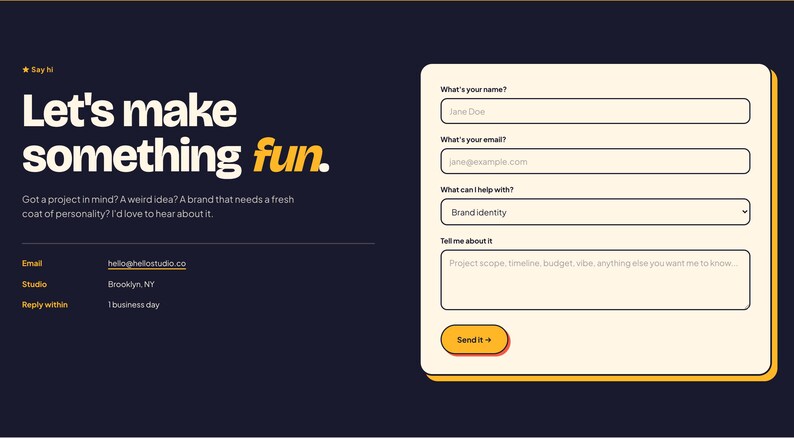 Może przedstawiać: Projekt strony internetowej z tekstem &bdquo;Let's make something fun.&rdquo; i formularzem kontaktowym. Formularz zawiera pola na imię, e-mail i opis projektu. Tło jest ciemnoniebieskie.