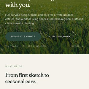 Pode incluir: Banner do site para Evergreen Landscape Design. O banner apresenta o texto "Landscapes that grow with you" e oferece design, constru&ccedil;&atilde;o e cuidados completos para jardins e espa&ccedil;os ao ar livre. Inclui um bot&atilde;o "Solicitar um or&ccedil;amento".