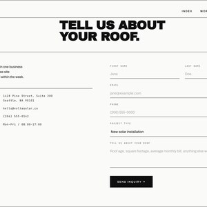 Op de afbeelding: Een webpagina met een formulier om te informeren naar de installatie van zonnepanelen. De kop luidt "TELL US ABOUT YOUR ROOF." Velden omvatten naam, e-mail, telefoon en projecttype. Het logo van de website staat bovenaan.