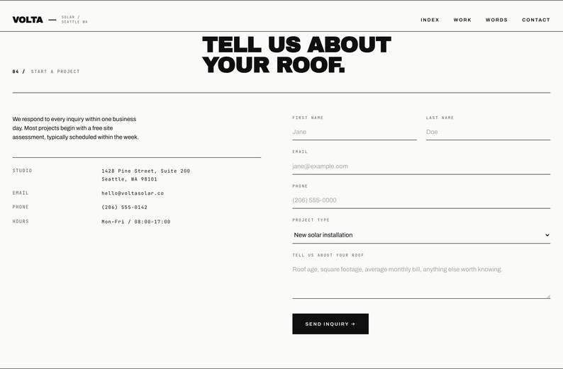 Op de afbeelding: Een webpagina met een formulier om te informeren naar de installatie van zonnepanelen. De kop luidt "TELL US ABOUT YOUR ROOF." Velden omvatten naam, e-mail, telefoon en projecttype. Het logo van de website staat bovenaan.
