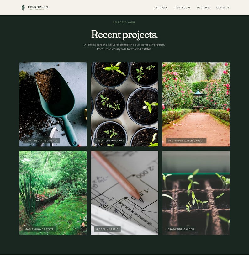 Pode incluir: Um site que mostra projetos de paisagismo recentes. A p&aacute;gina apresenta um fundo verde escuro com uma grade de imagens. As imagens incluem um jardim com uma p&aacute;, plantas em vasos, um caminho de jardim, um jardim, um projeto com um l&aacute;pis e mudas.