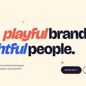 Może przedstawiać: Projekt strony internetowej z tekstem "I make playful brands for thoughtful people". Słowo "playful" jest czerwone, a "thoughtful" jest niebieskie. Tło jest jasnobeżowe z małymi kolorowymi kropkami.