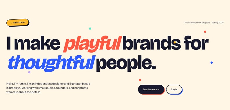 Może przedstawiać: Projekt strony internetowej z tekstem "I make playful brands for thoughtful people". Słowo "playful" jest czerwone, a "thoughtful" jest niebieskie. Tło jest jasnobeżowe z małymi kolorowymi kropkami.