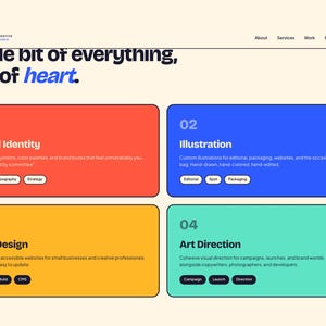 Może przedstawiać: Projekt strony internetowej z kremowym tłem i tekstem "HELLO. CREATIVE STUDIO". Wyświetlany jest tekst "A little bit of everything, a lot of heart". Cztery kolorowe pola prezentują usługi: Brand Identity, Illustration, Web Design i Art Direction.