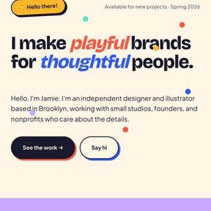 Może przedstawiać: Projekt strony internetowej z tekstem "HELLO. CREATIVE STUDIO" u g&oacute;ry. Tekst "I make playful brands for thoughtful people" jest dużą czcionką. Przyciski m&oacute;wią "See the work" i "Say hi". Małe pomarańczowe k&oacute;łko m&oacute;wi "Hi!"
