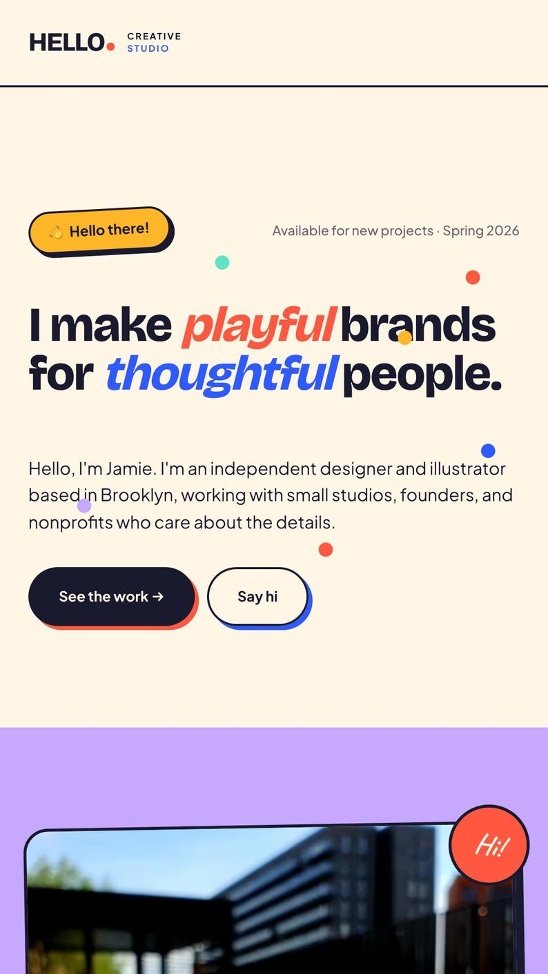 Może przedstawiać: Projekt strony internetowej z tekstem "HELLO. CREATIVE STUDIO" u g&oacute;ry. Tekst "I make playful brands for thoughtful people" jest dużą czcionką. Przyciski m&oacute;wią "See the work" i "Say hi". Małe pomarańczowe k&oacute;łko m&oacute;wi "Hi!"