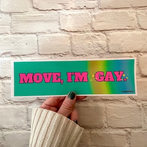 Flytta mig, jag är gay, bildekal eller magnet, rolig HBTQ-meme-dekal