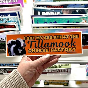 Fui devorado na Fábrica de Queijos Tillamook Adesivo para Para-choque ou Ímã | Adesivo Engraçado | Sátira | Humor da Geração Z | 8,5" x 2,5"