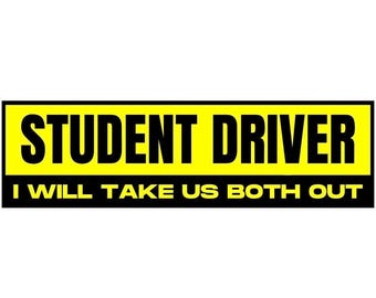 Könnte beinhalten: Ein rechteckiger Aufkleber mit gelbem Hintergrund und schwarzem Text. Die Worte "STUDENT DRIVER" stehen oben, und darunter steht "I WILL TAKE US BOTH OUT" in fetter Schrift.