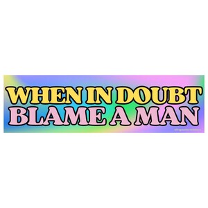 När du är osäker, skyll på en man-klistermärke eller magnet, rolig feministisk meme-bildekal, vattentät vinylpresent för sarkastisk humor