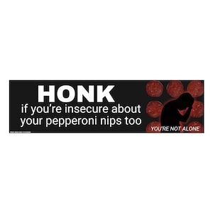 以下が含まれることがあります： 「HONK if you're insecure about your pepperoni nips too」と書かれた白い文字が入った黒いバンパーステッカー。ステッカーには、人のシルエットとペパロニのスライスも描かれています。