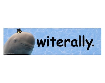 Könnte beinhalten: Aufkleber mit einem lächelnden Beluga-Wal, der einen winzigen Zylinder trägt, vor einem hellblauen Wasserhintergrund. Das Wort "witerally" ist in schwarzer, fetter Schrift geschrieben.