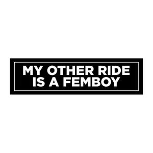 以下が含まれることがあります： 「MY OTHER RIDE IS A FEMBOY」と書かれた白いテキストが入った黒い長方形のステッカー。テキストは太字のサンセリフ体です。ステッカーには白い縁取りがあります。