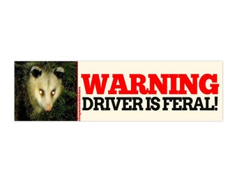 警告：運転手は野生のオポッサムです ステッカーまたはマグネット、面白い動物ミームデカール
