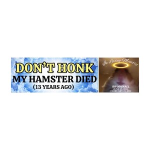 クラクションを鳴らさないで！私のハムスターが死んでしまいました（13年前） | かわいいペットのバンパーステッカーまたはマグネット | おもしろい車用ステッカー | 8.5インチ x 2.5インチ | バンパーステッカーまたはマグネット