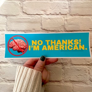 Nee, bedankt, ik ben een Amerikaan zonder hersenen bumpersticker of -magneet | Grappige sticker | Satire | Gen Z-humor | 8,5 x 2,5 inch premium weerbestendig vinyl