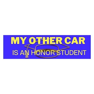 以下が含まれることがあります： 青い長方形のバンパーステッカーで、黄色で「MY OTHER CAR IS AN HONOR STUDENT」と書かれています。卒業帽のグラフィックが中央にあります。このステッカーは、車両に貼るように設計されています。