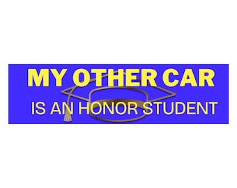 Puede incluir: Una pegatina rectangular azul para parachoques con el texto "MY OTHER CAR IS AN HONOR STUDENT" en amarillo. Un gráfico de birrete de graduación está en el centro. La pegatina está diseñada para colocarse en un vehículo.