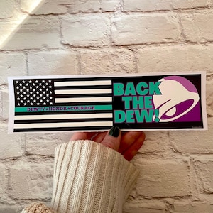 Back the Dew (Baja Blast) | Meme Aufkleber | witziger Laptop Aufkleber | 21cm x 6cm | Autoaufkleber ODER Magnet Premium Wetterfestes Vinyl