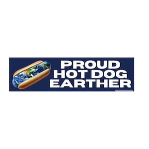 Adesivo de para-choque ou ímã "Proud Hot Dog Earther" | Sátira | Humor da Geração Z | Vinil premium à prova de intempéries de 8,5" x 2,5"