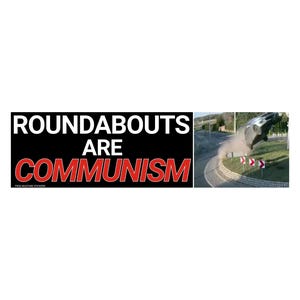 Könnte beinhalten: Schwarzer Aufkleber mit weißem Text „ROUNDABOUTS ARE COMMUNISM“ in fetter Schrift, wobei das Wort „COMMUNISM“ rot ist. Ein Auto überschlägt sich auf einem Kreisverkehr.