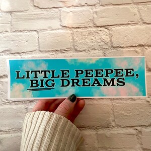Naklejka na zderzak Little Peepee, Big Dreams | Zabawny dowcipny żart Naklejka na zderzak | Magnes na zderzak | 8,5" x 2,5" Premium Weather-proof Vinyl
