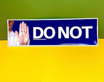 Op de afbeelding: Een rechthoekige sticker met een blauwe achtergrond en de witte tekst "DO NOT". De afbeelding bevat een hand in een stopgebaar. De sticker heeft een witte rand en de tekst "@frogmustardstickers" onderaan.