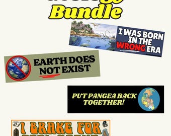 Puede incluir: Un conjunto de pegatinas con temática de geología. Las pegatinas presentan frases como "Earth Does Not Exist", "I Was Born in the Wrong Era" y "I Brake for Cool Rocks". La pancarta superior dice "Geology Bundle".