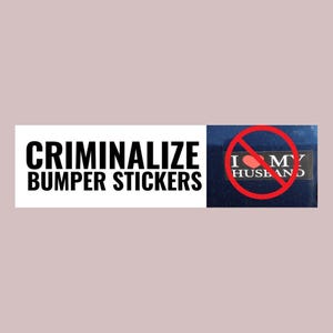 Puede incluir: Una pegatina para parachoques con el texto "CRIMINALIZE BUMPER STICKERS" en letras negras en negrita. A la derecha, un fondo azul con una pegatina que dice "I ❤️ MY HUSBAND" con un círculo rojo y una barra oblicua.