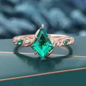 Anel de noivado com esmeralda e corte de pipa Anel de ouro rosa Anel de ouro floral com folhas inspiradas na natureza Anel de compromisso com galho Anel de aniversário de casamento