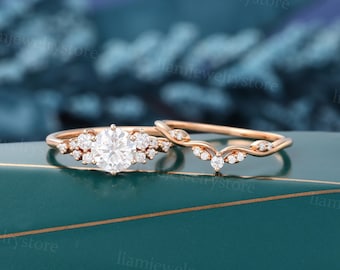 Set di anelli di fidanzamento vintage Moissanite Anello di fidanzamento unico in oro rosa Anello con grappolo di diamanti a taglio rotondo Anello di promessa con set di fedi nuziali da sposa